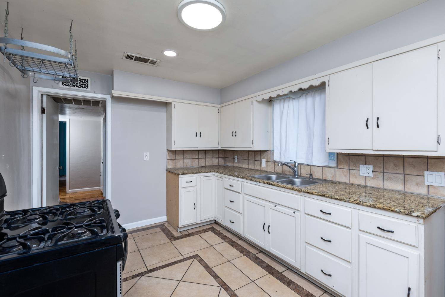 266 East Linden Avenue Reedley, CA 93654 - Photo 12 of 31