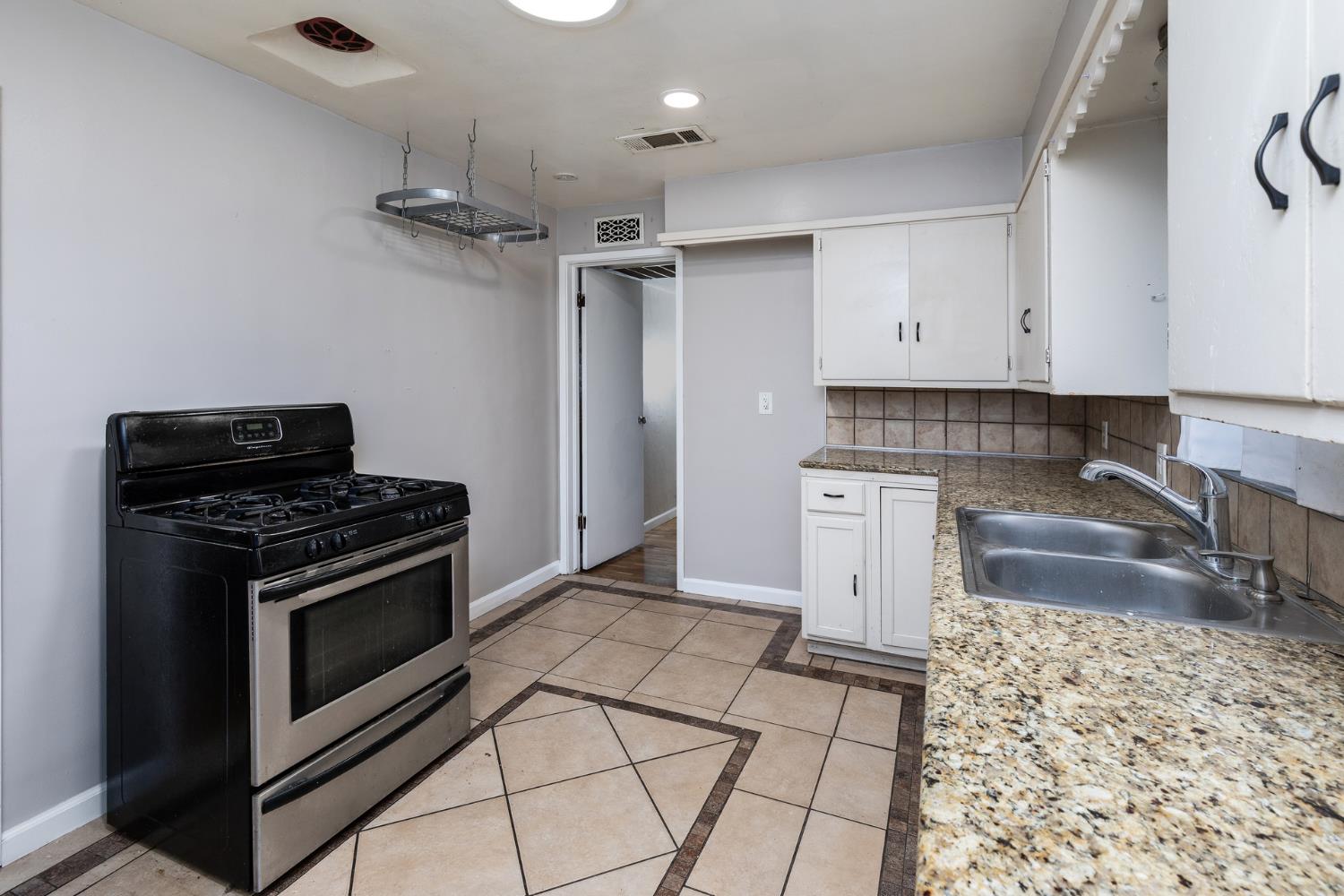 266 East Linden Avenue Reedley, CA 93654 - Photo 13 of 31