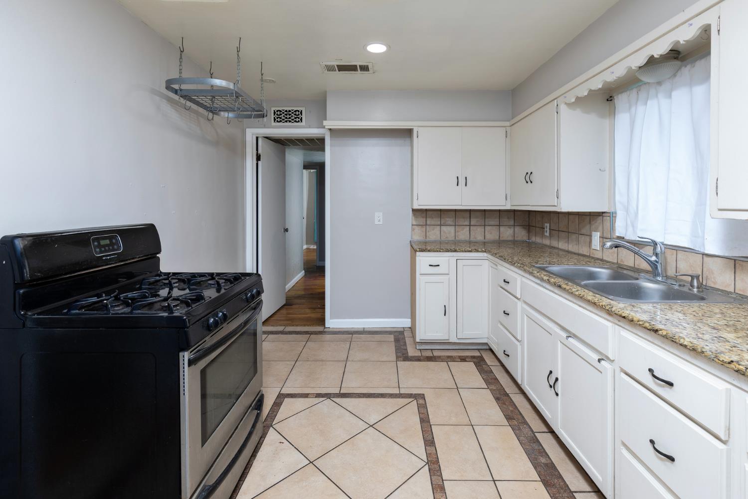 266 East Linden Avenue Reedley, CA 93654 - Photo 14 of 31