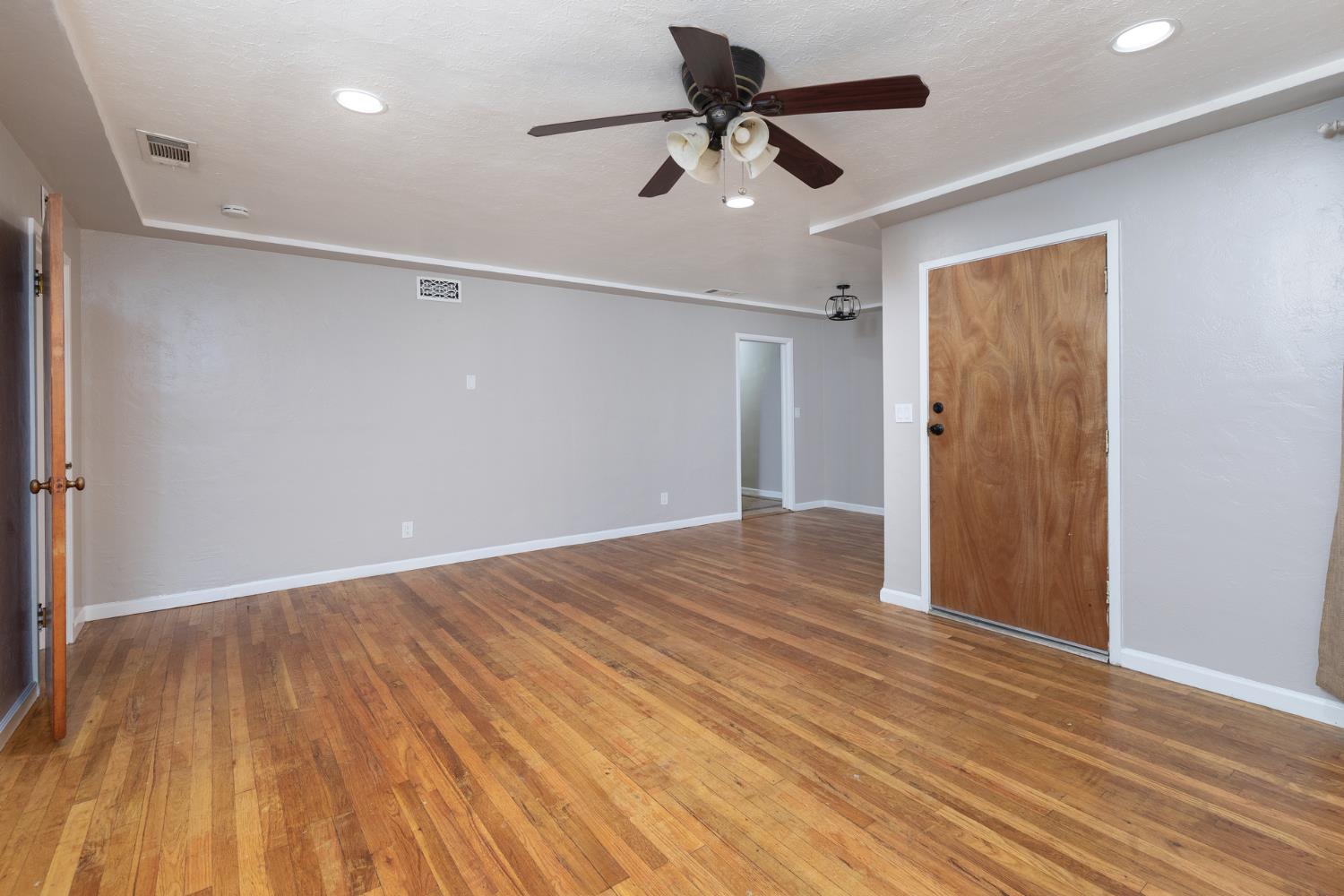 266 East Linden Avenue Reedley, CA 93654 - Photo 7 of 31