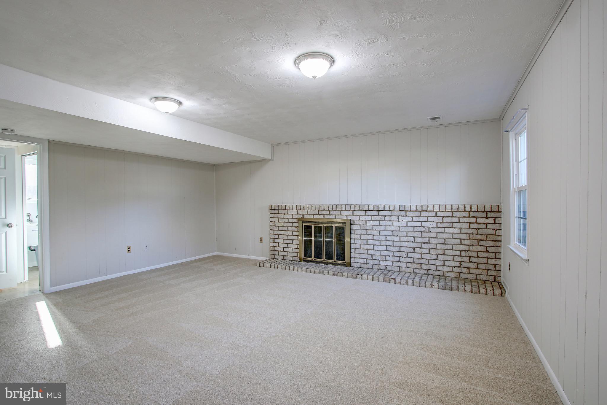 19429 Rena Court Brookeville, MD 20833 - Photo 25 of 36 Family Room