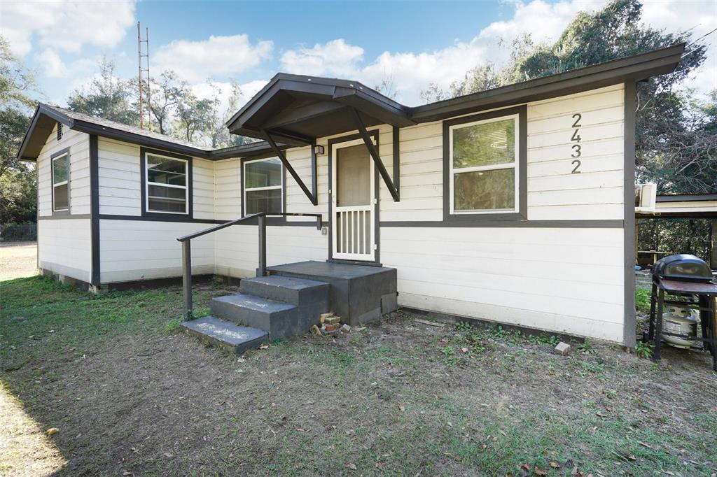 a view of a house with backyard
