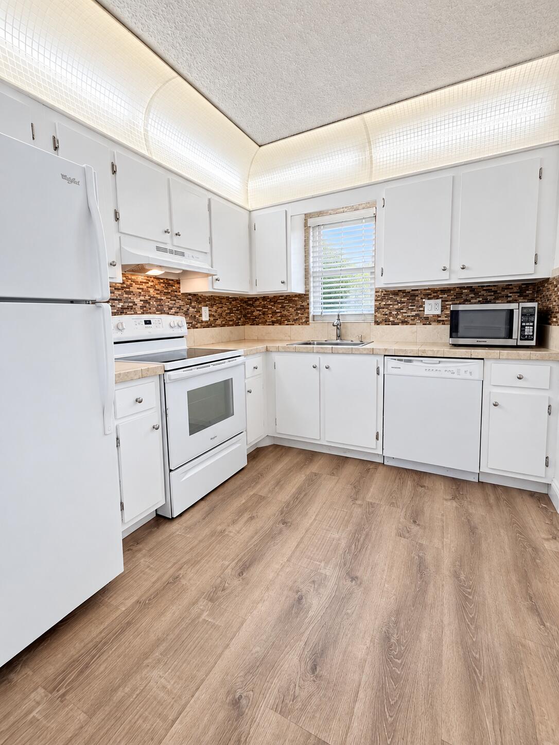 9235 Southwest 8th Street, Unit 507 Boca Raton, FL 33428 - Photo 6 of 29 Kitchen
