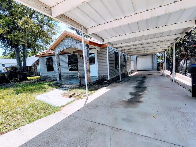 a view of a house with backyard