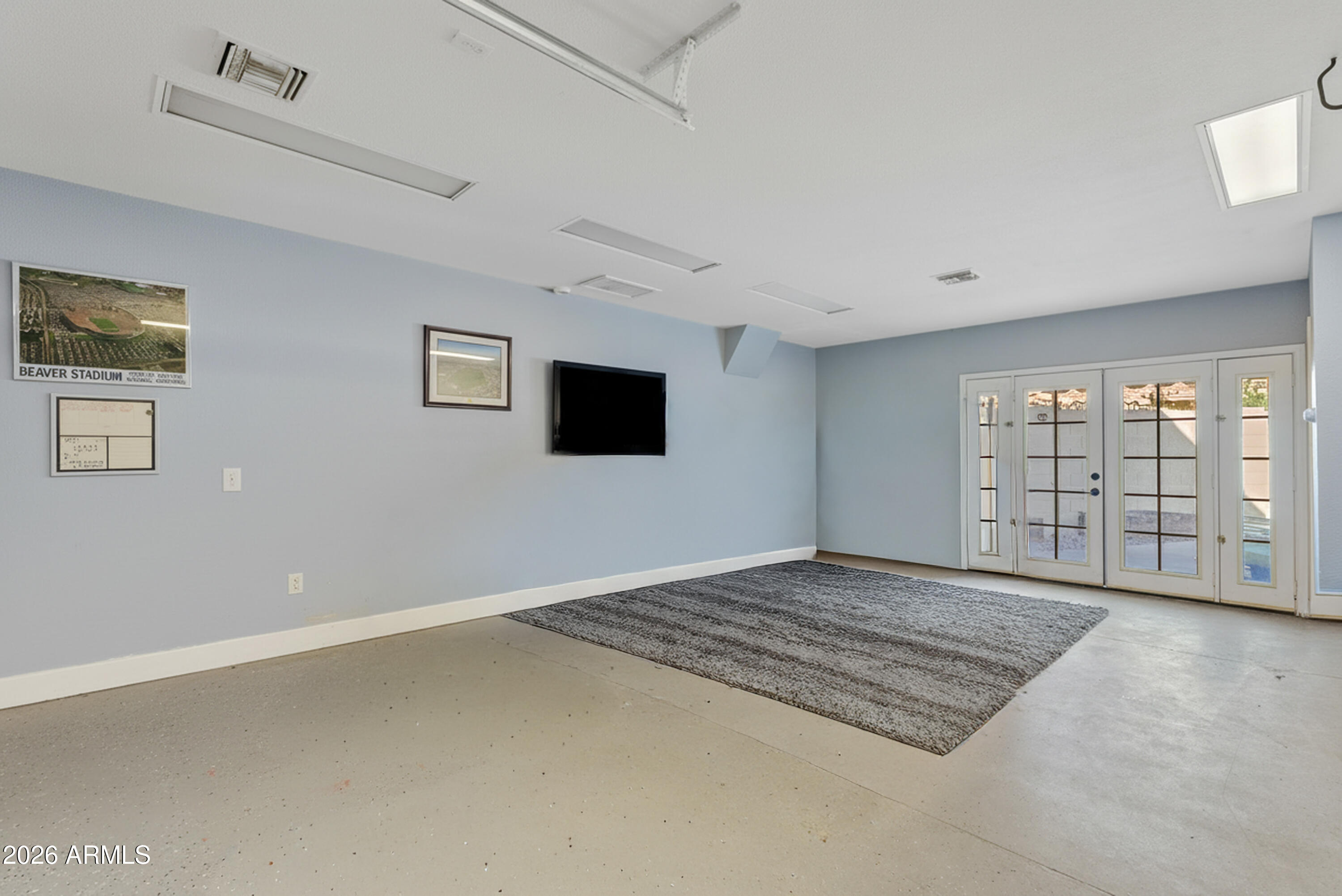 550 South Oak Street Gilbert, AZ 85233 - Photo 34 of 41 a view of an empty room with windows and dresser
