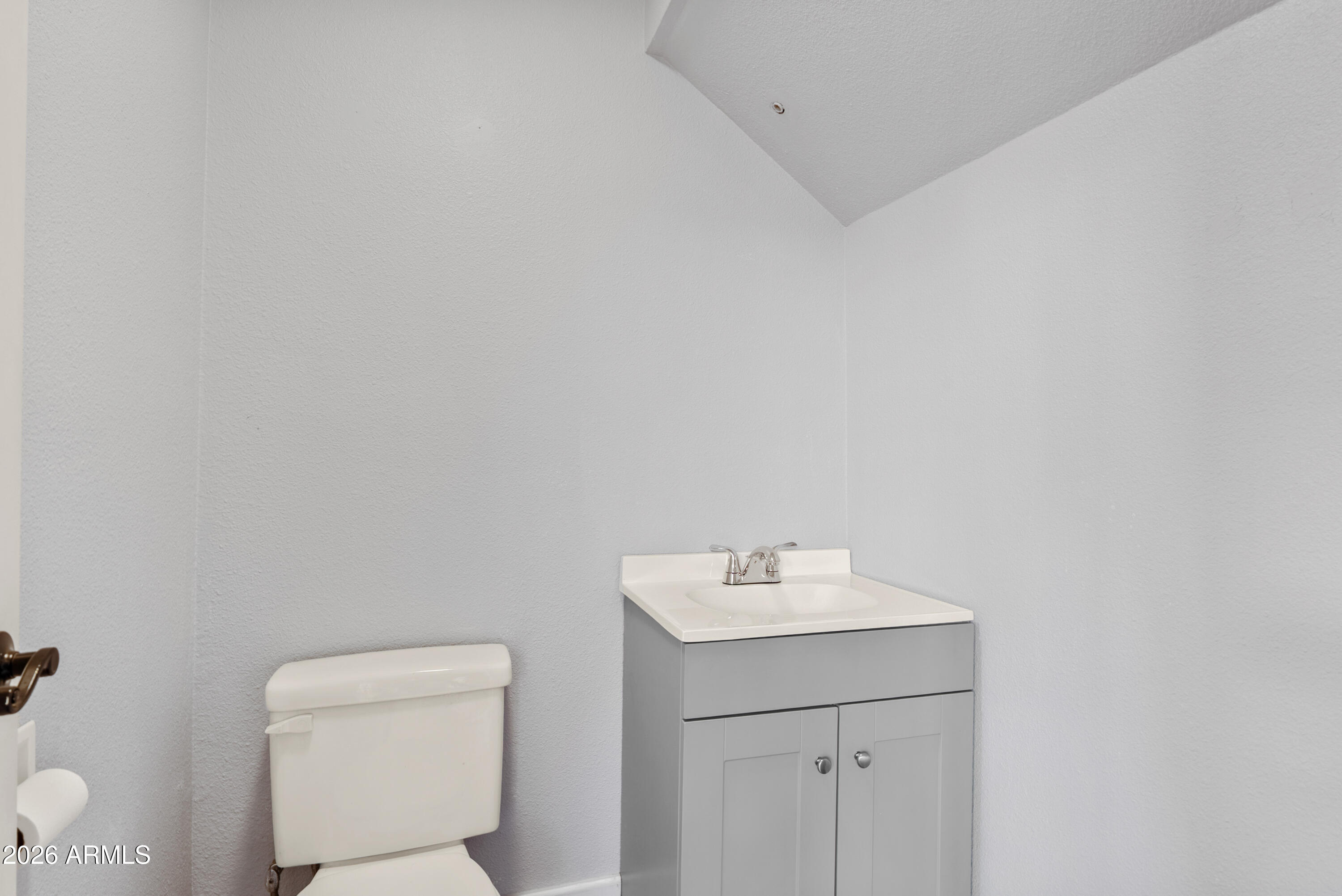 550 South Oak Street Gilbert, AZ 85233 - Photo 35 of 41 a bathroom with a toilet a sink and mirror