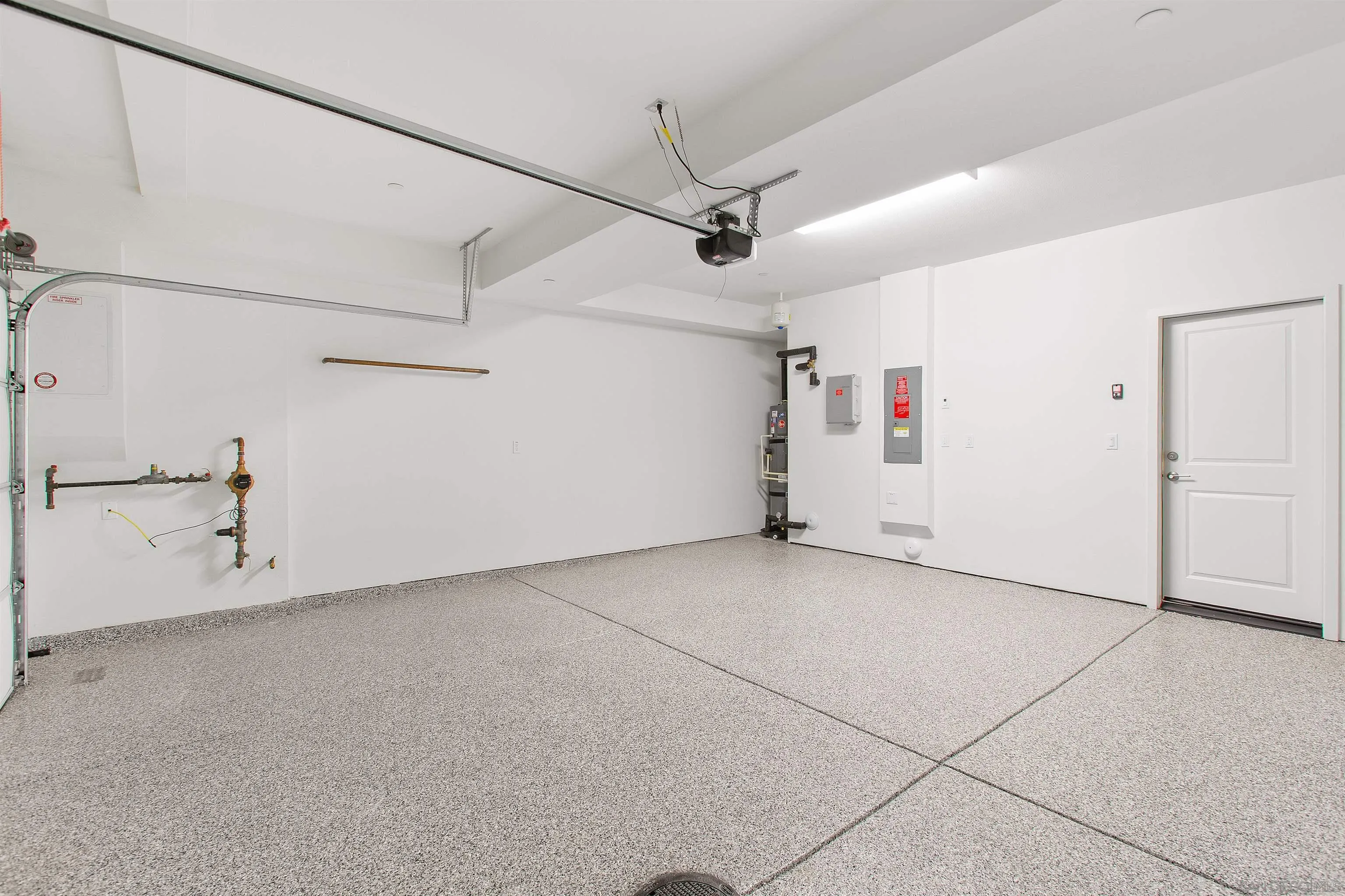 32336 Brunello Way Temecula, CA 92591 - Photo 22 of 26 a view of a garage