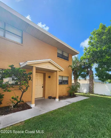a view of a house with backyard and garden