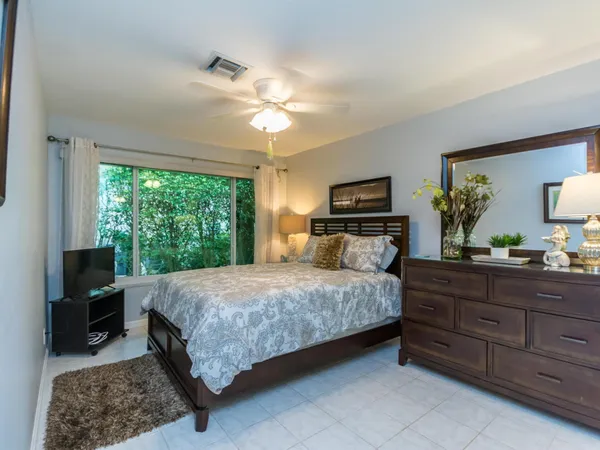 $5,000 | 4930 Northeast 27th Avenue, Lighthouse Point, FL 33064