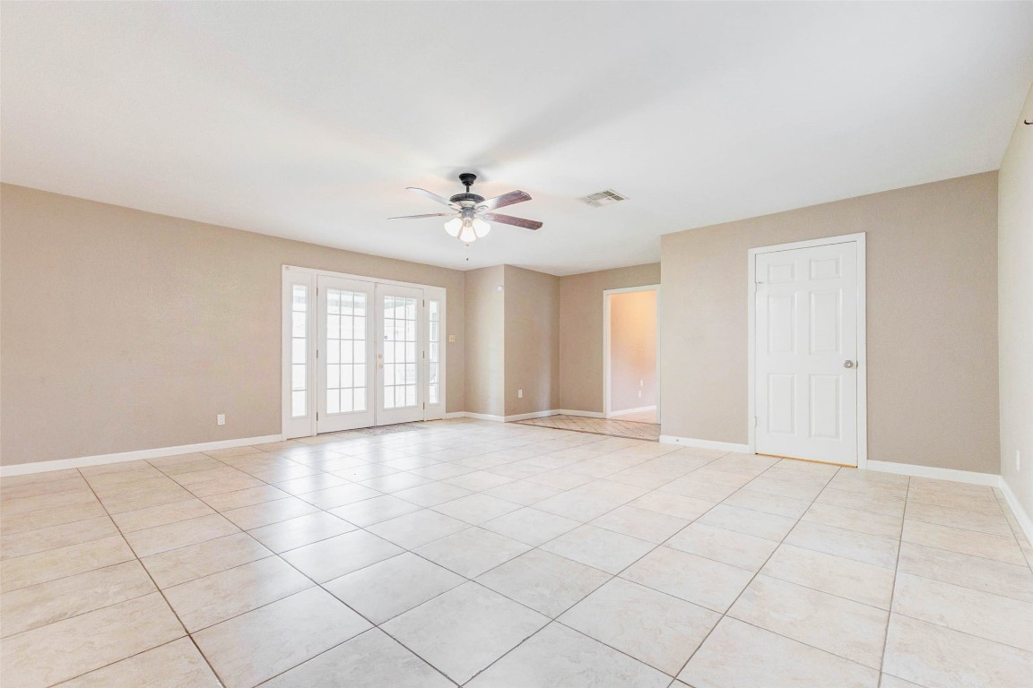 411 Burke Road Pasadena, TX 77506 - Photo 17 of 24 living area