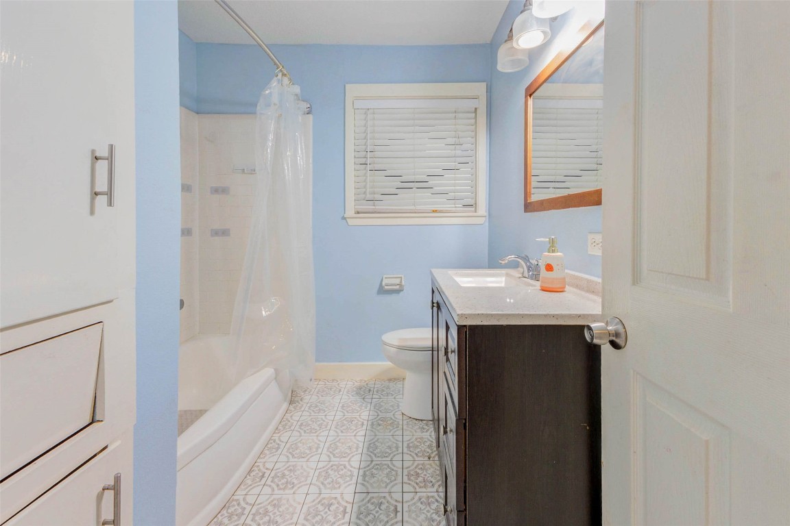 411 Burke Road Pasadena, TX 77506 - Photo 8 of 24 bathroom
