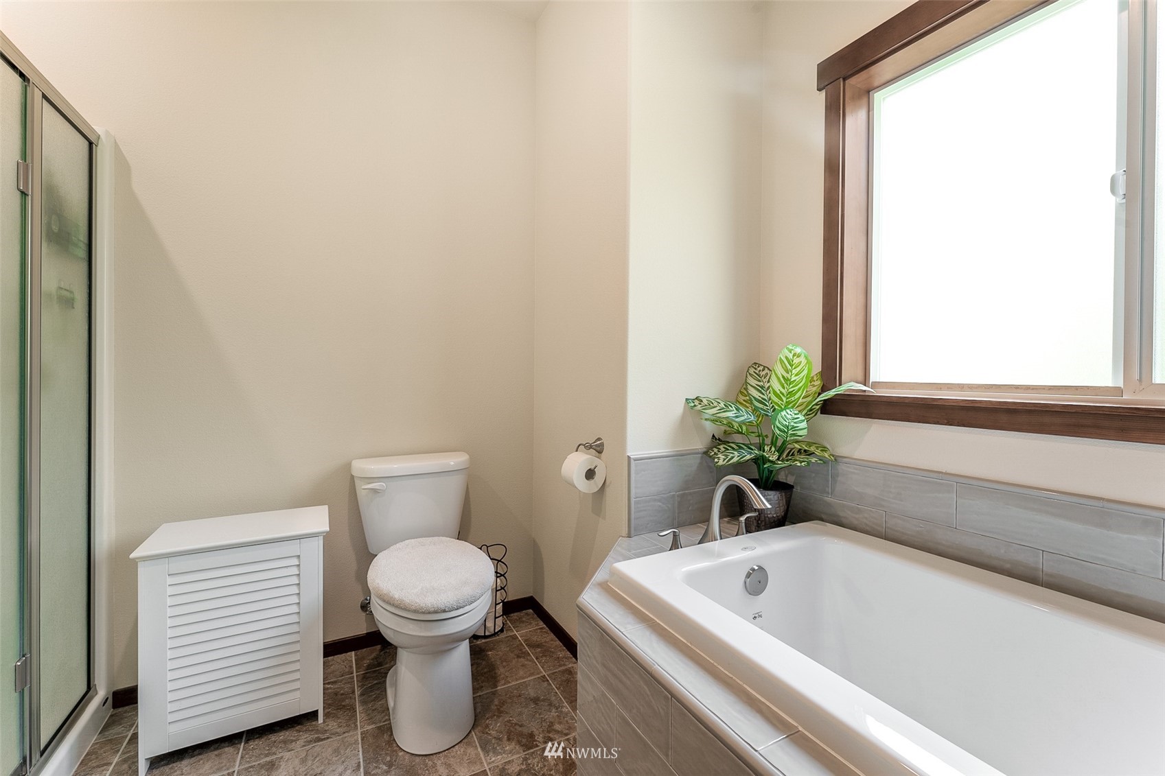 81 East Lighthouse Road Shelton, WA 98584 - Photo 14 of 28 a bathroom with a toilet and a bathtub