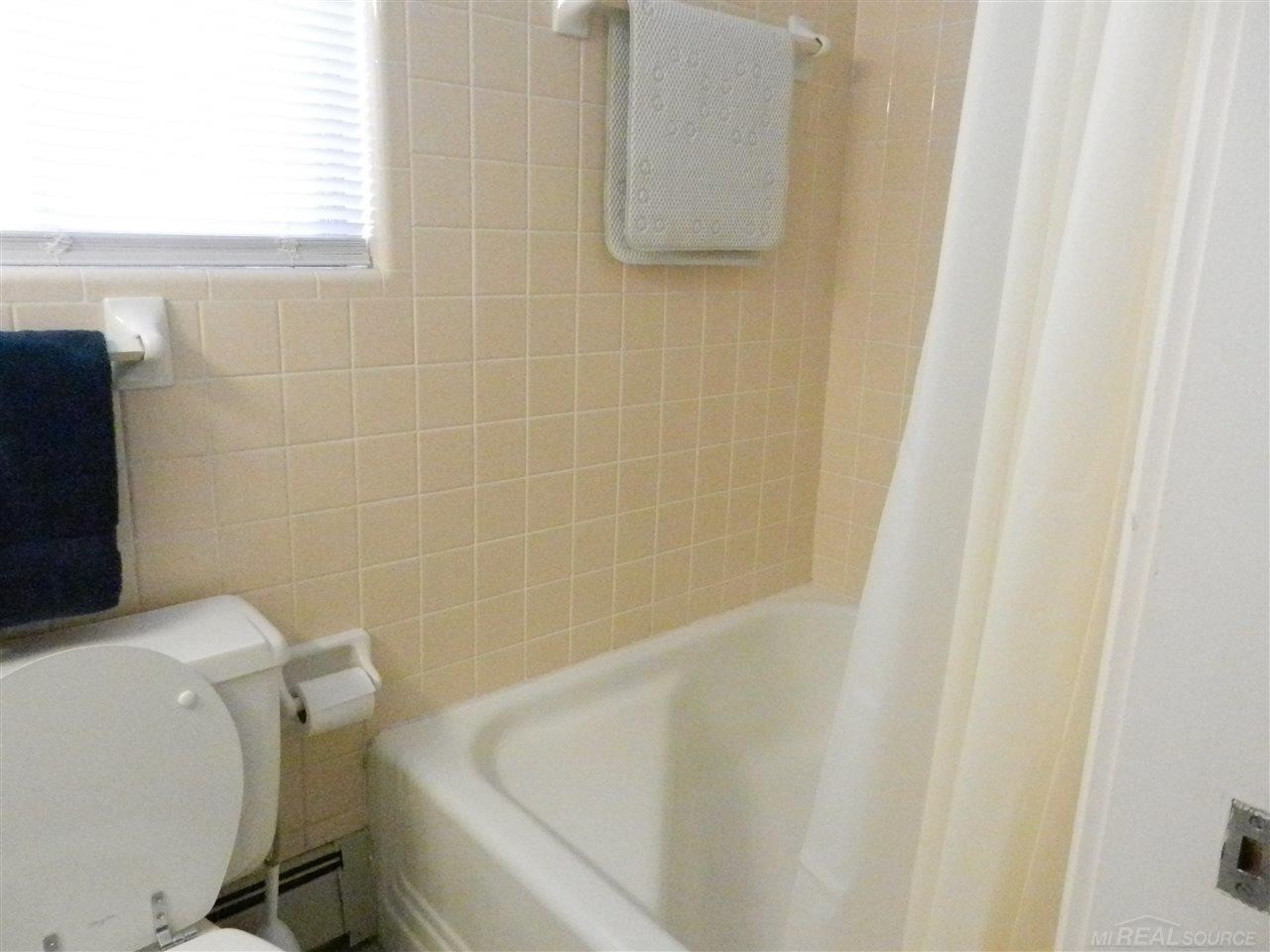 24301 Kelly Road, Unit 104 Eastpointe, MI 48021 - Photo 22 of 28