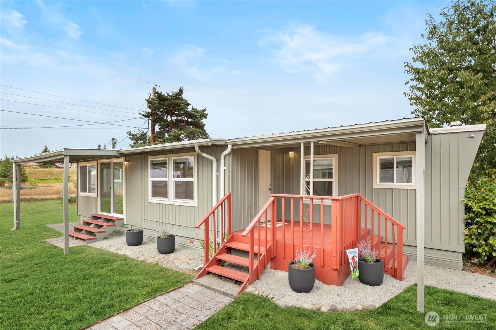 a view of a house with backyard