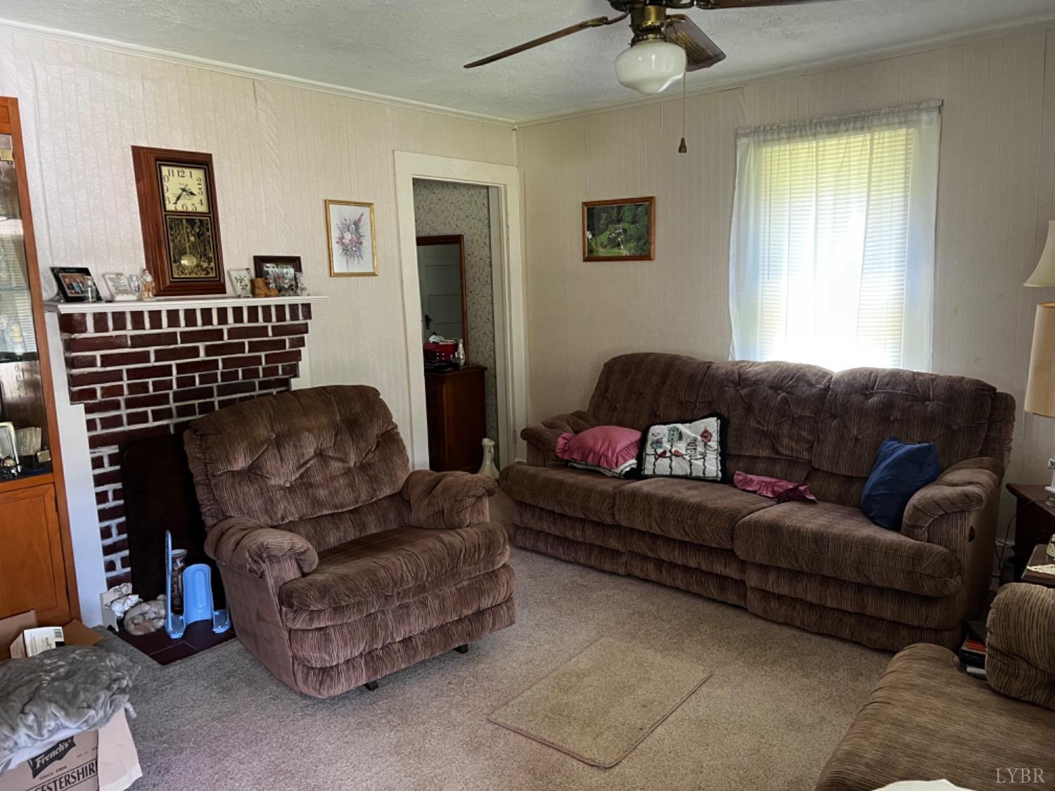 1131 Cody Road Nathalie, VA 24577 - Photo 4 of 28 a living room with furniture