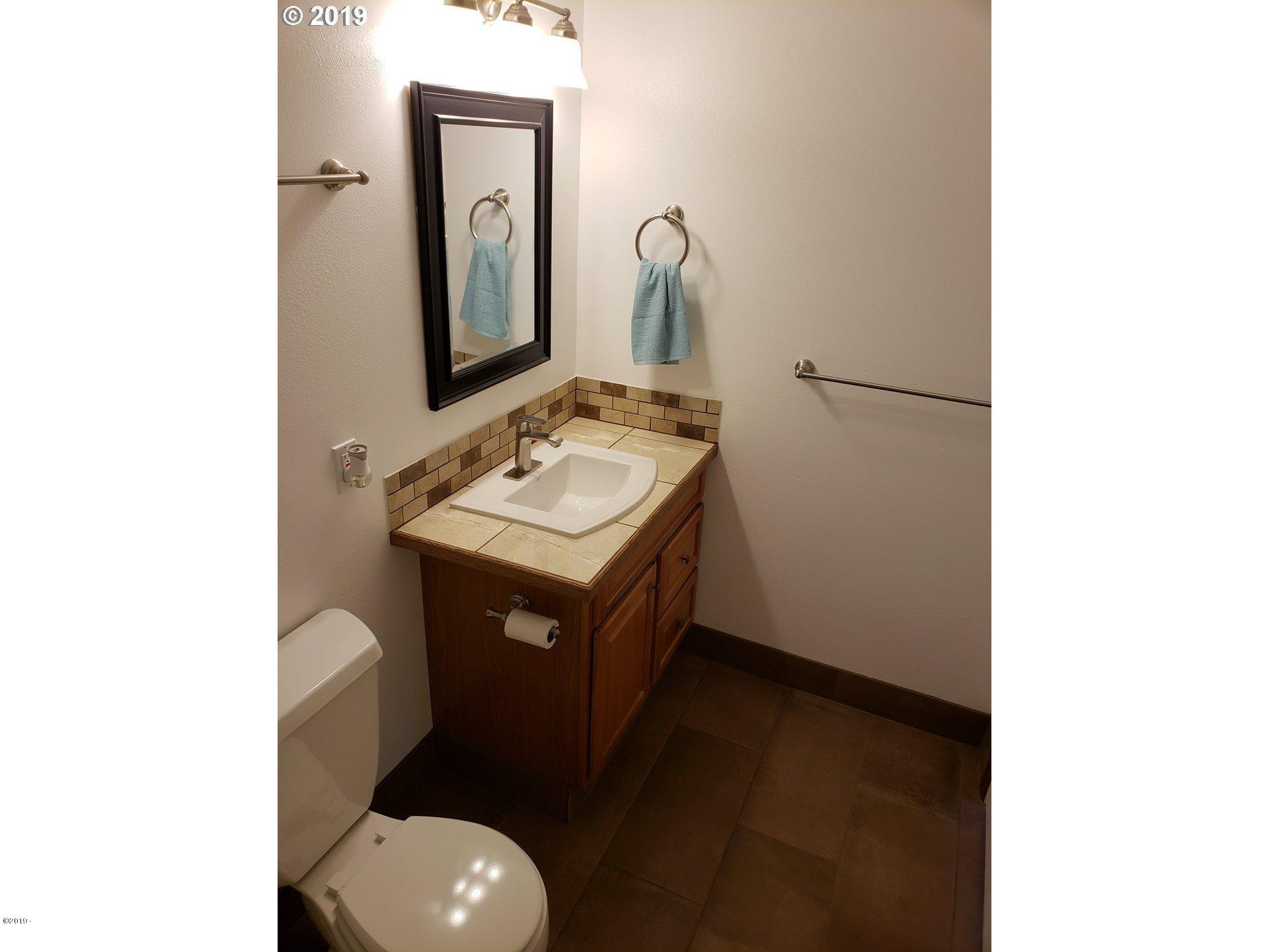 545 Southwest Fleet Avenue Lincoln City, OR 97367 - Photo 11 of 31 19440387-11