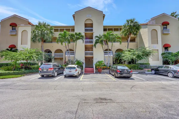 $3,200 | 700 Uno Lago Drive, Unit 301, Juno Beach, FL 33408