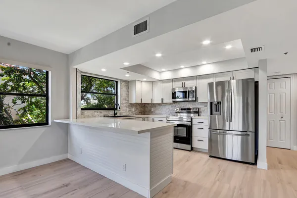 $3,200 | 700 Uno Lago Drive, Unit 301, Juno Beach, FL 33408