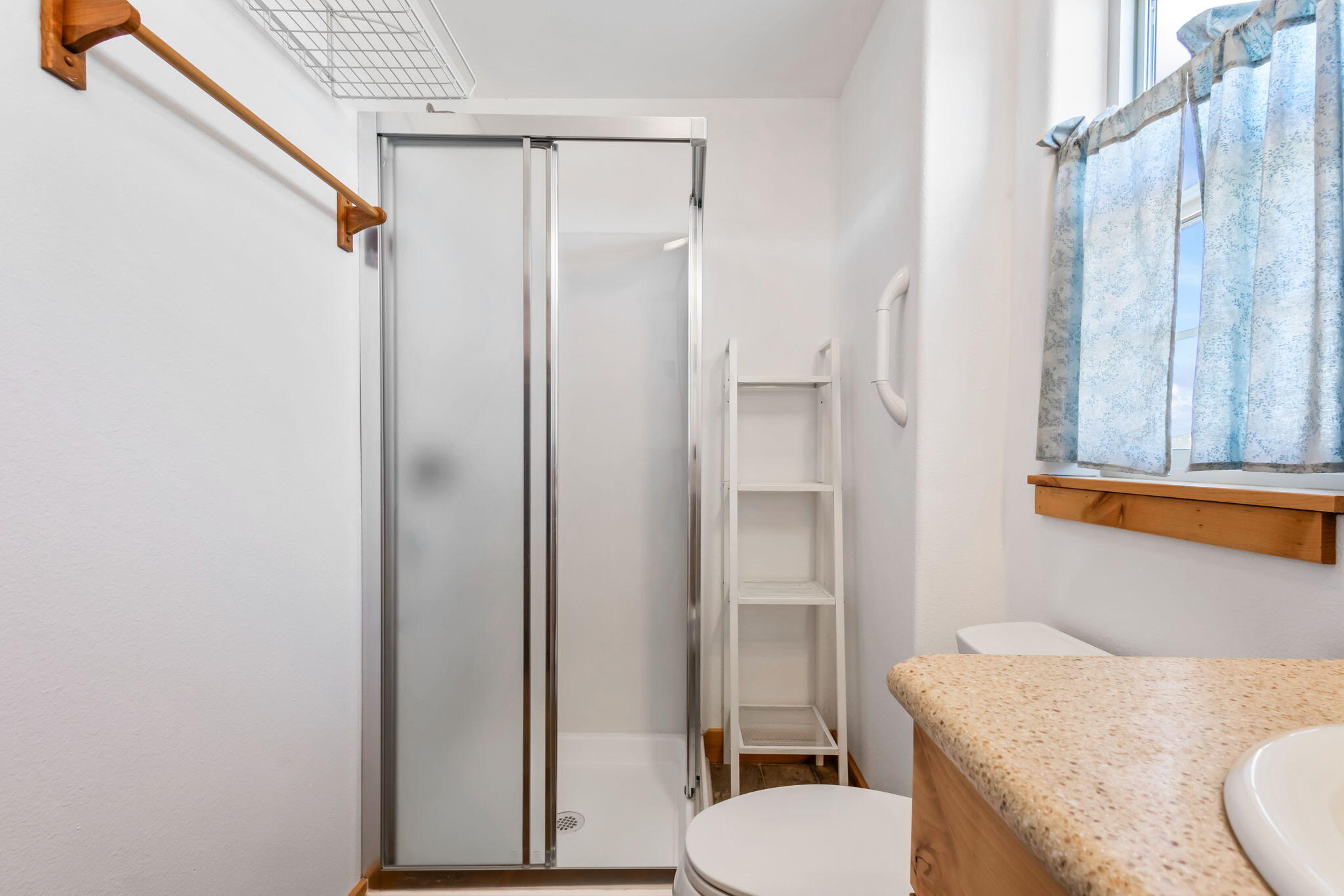 31920 Merrill Road Prineville, OR 97754 - Photo 17 of 46 Main floor full bathroom