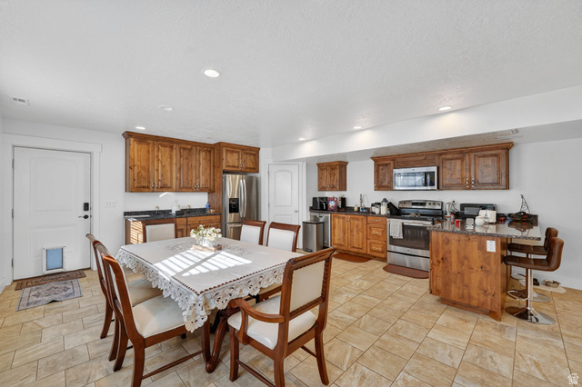141 Wolverine Creek Elk Ridge, UT 84651 - Photo 24 of 47 Dining area with recessed lighting
