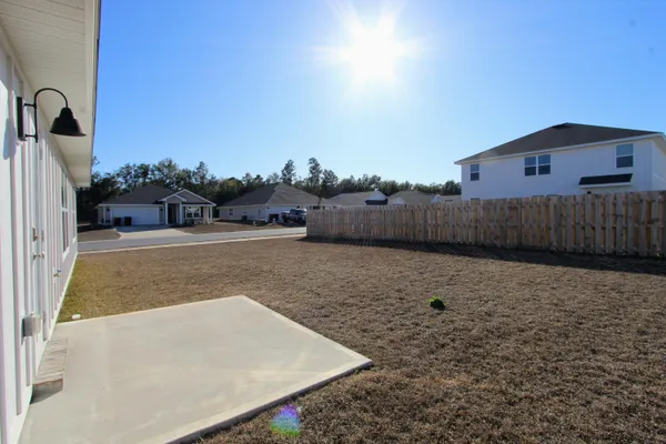 a view of a backyard