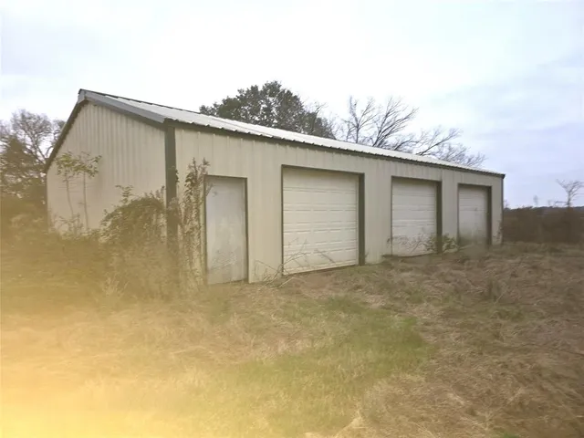 a house view with backyard space