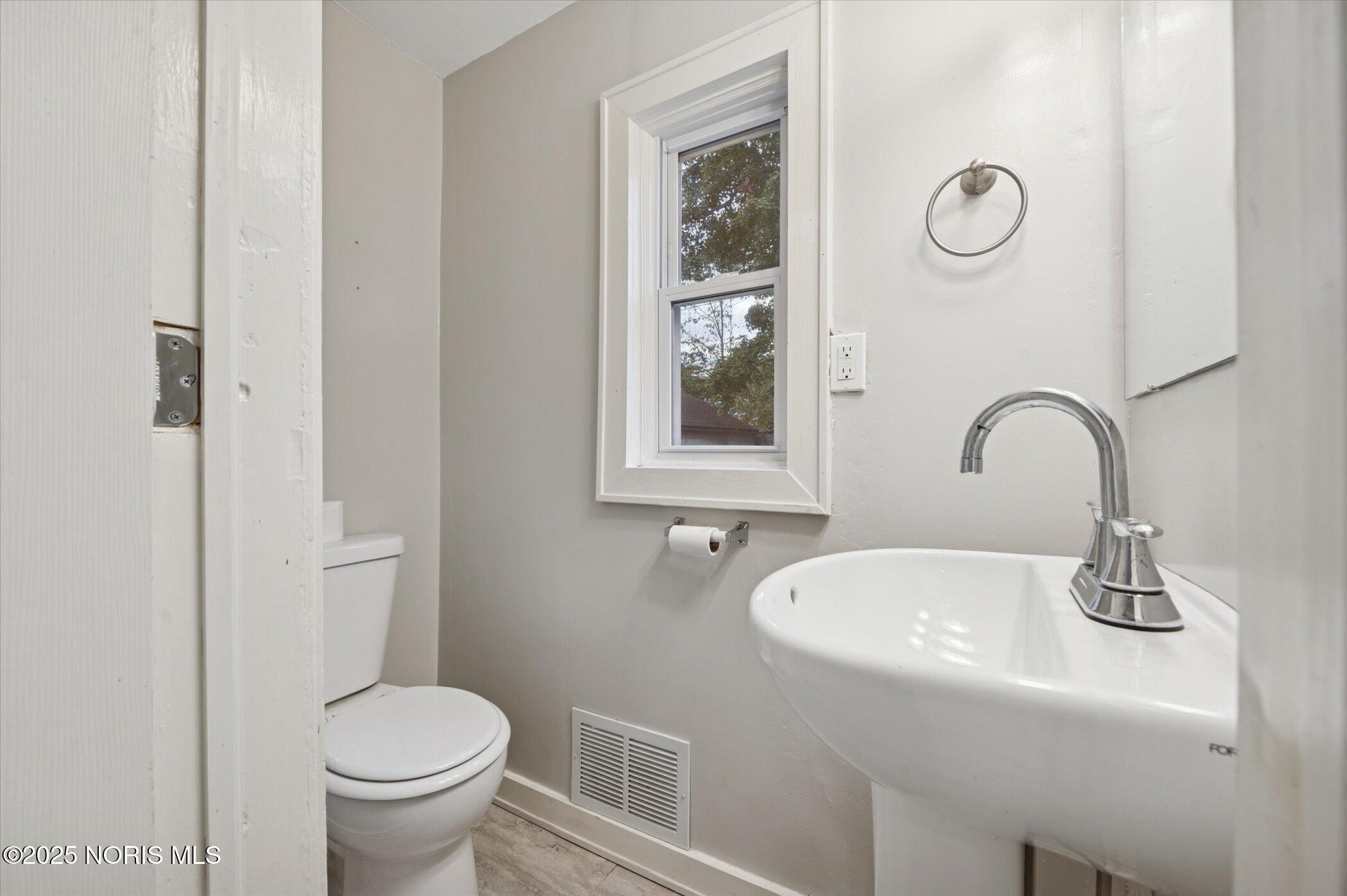 2041 Perth Street Toledo, OH 43607 - Photo 22 of 44 22-2041Perth-St-WindowStill-Photography