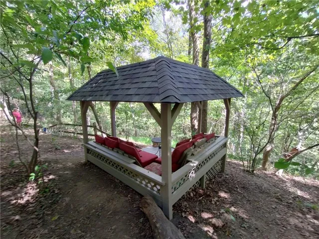 a view of a backyard