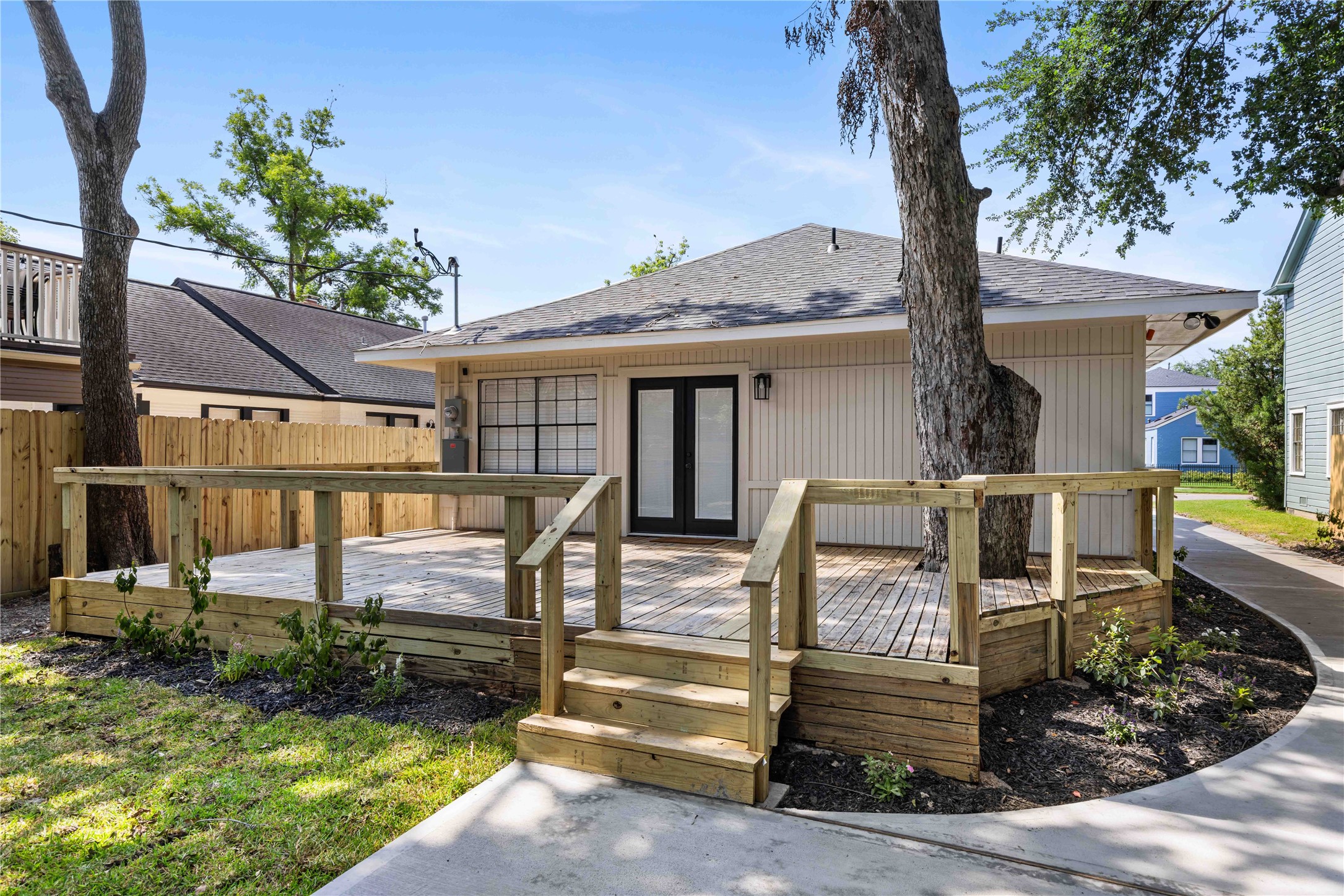 908 Key Street Houston, TX 77009 - Photo 24 of 29 Huge deck for entertaining, plenty of space for outdoor kitchen, or hot tub