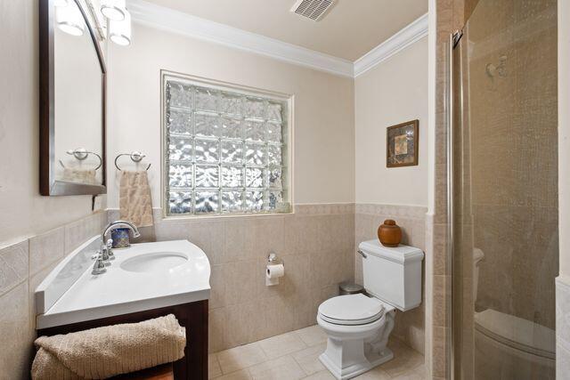 322 Valencia Road West Palm Beach, FL 33401 - Photo 28 of 36 GUEST BATH