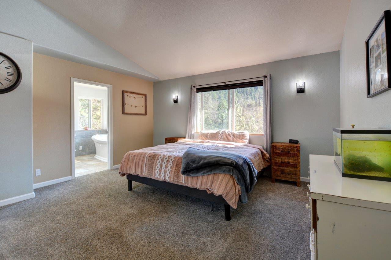 2681 Robertson Bridge Road Grants Pass, OR 97526 - Photo 11 of 42 DSC_7143_4_5