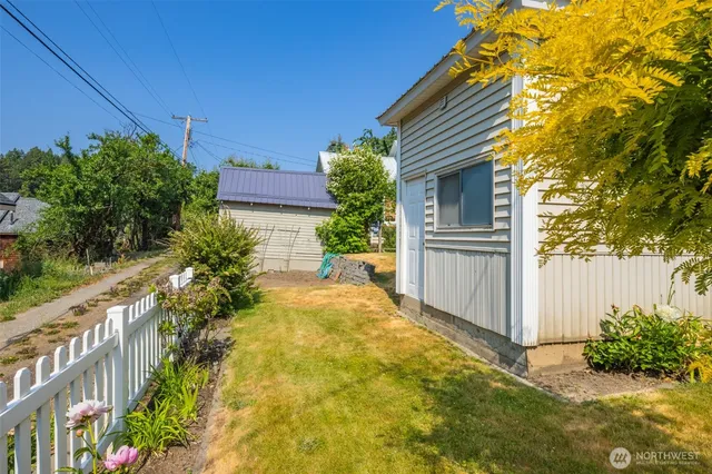 a view of a house with backyard and sitting area
