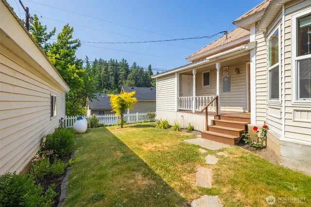 a view of a house with a small yard and plants