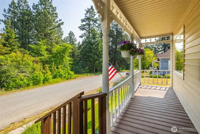 a view of pathway along with wooden floor