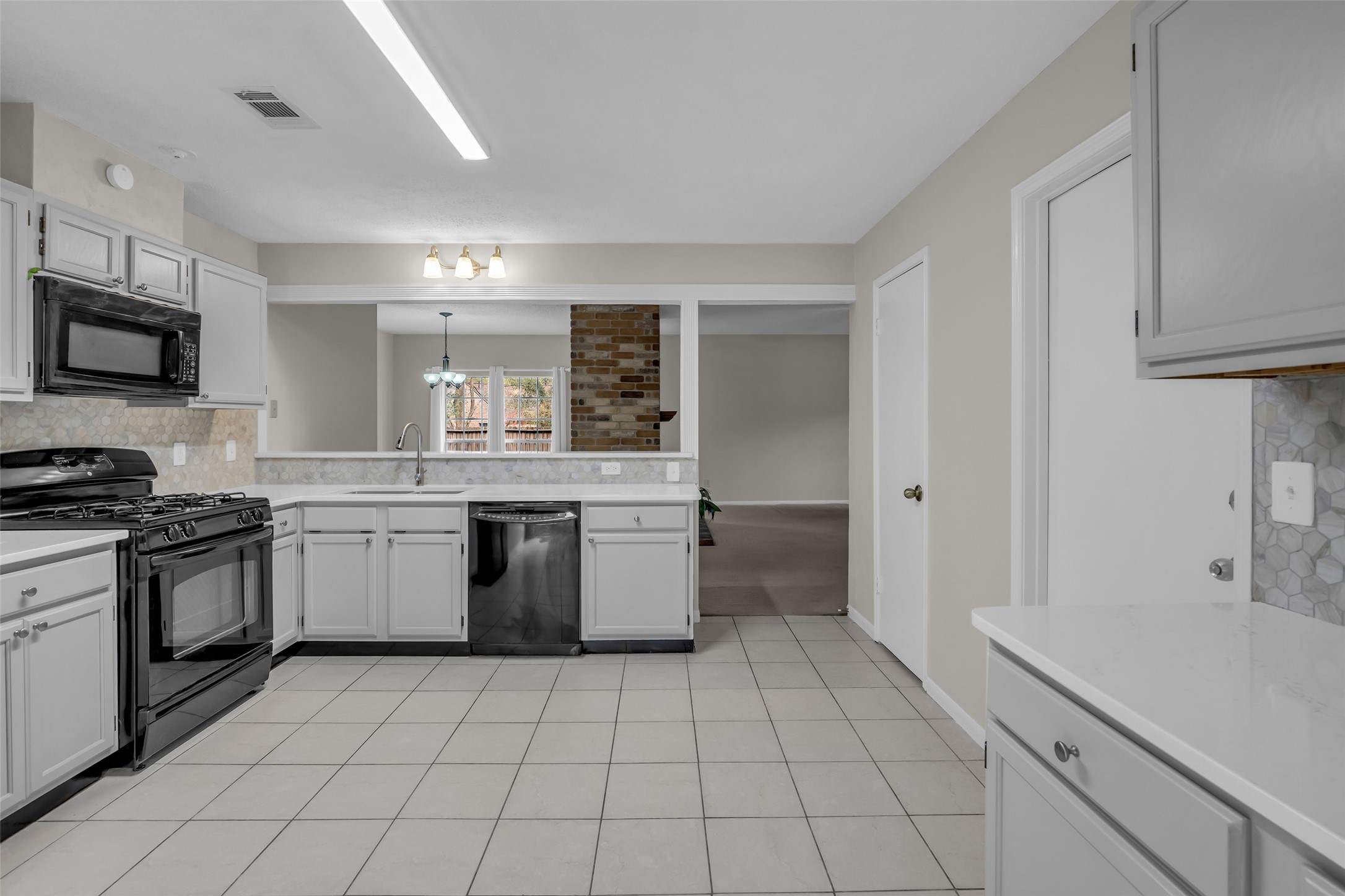 10 Treadwell Court Spring, TX 77381 - Photo 22 of 35 Kitchen features a pull out faucet with a new double deep sink