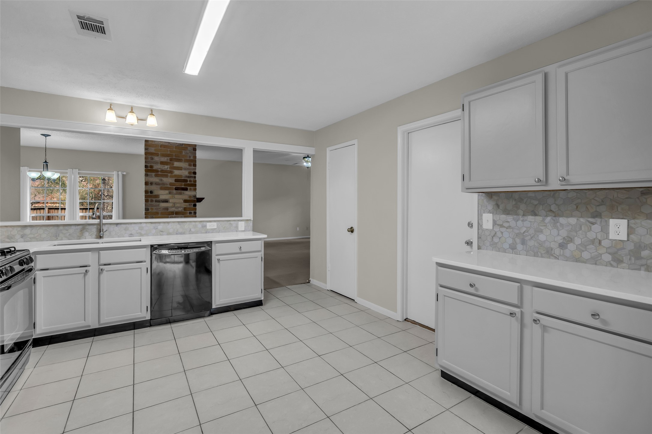 10 Treadwell Court Spring, TX 77381 - Photo 23 of 35 Imagine family over for cooking Sunday dinner