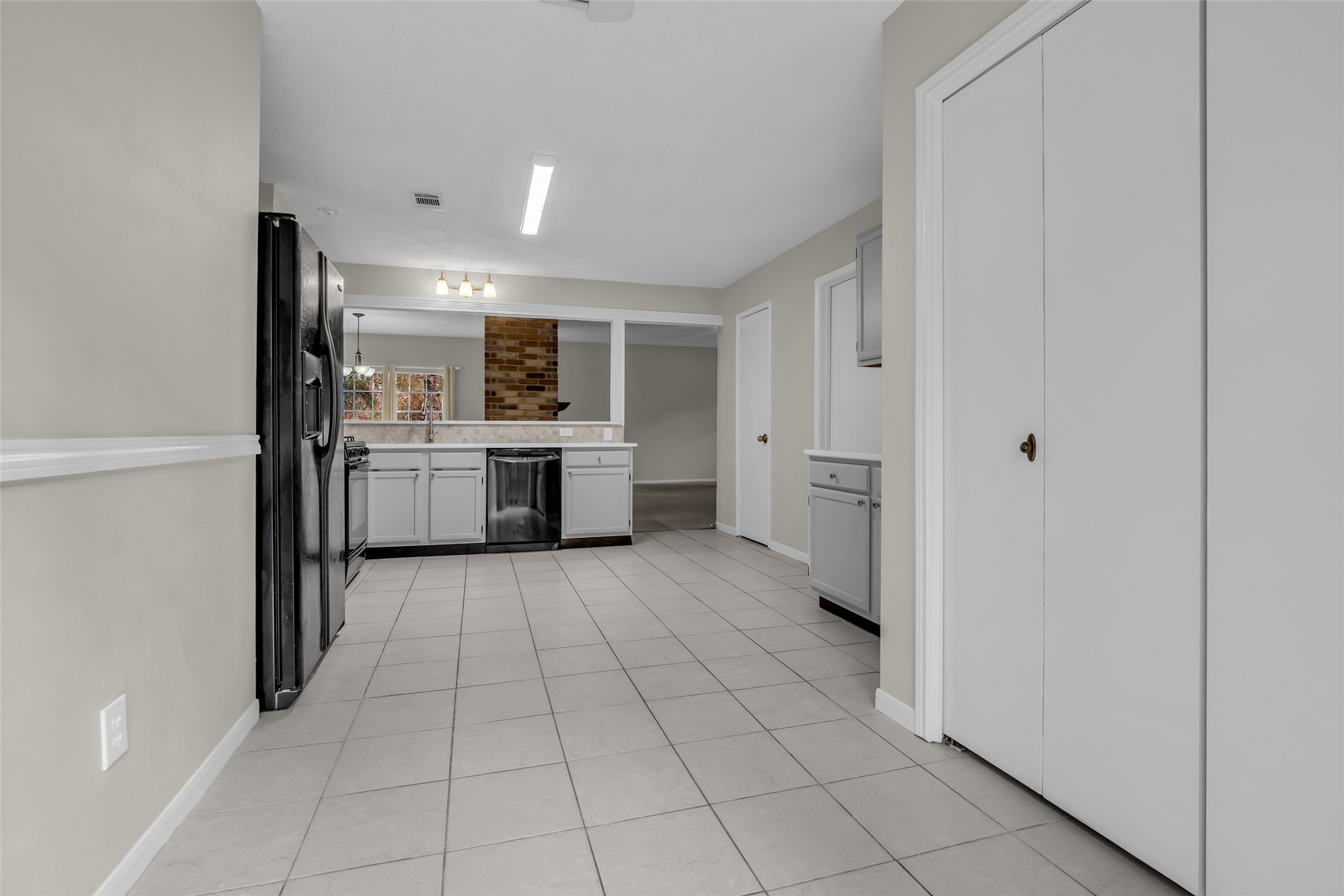 10 Treadwell Court Spring, TX 77381 - Photo 25 of 35 Easy to clean tile flooring