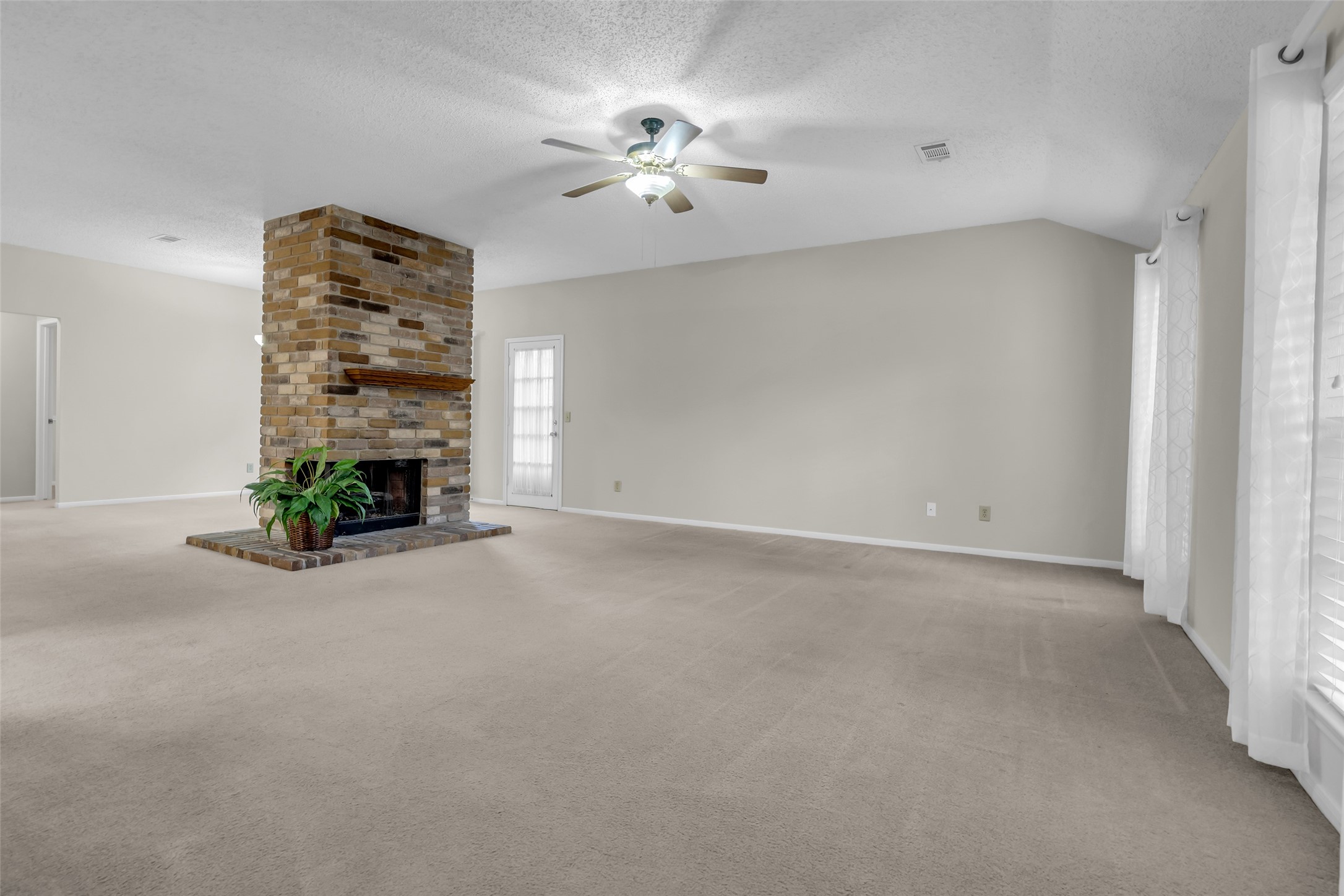 10 Treadwell Court Spring, TX 77381 - Photo 3 of 35 Nice big open space to enjoy family time