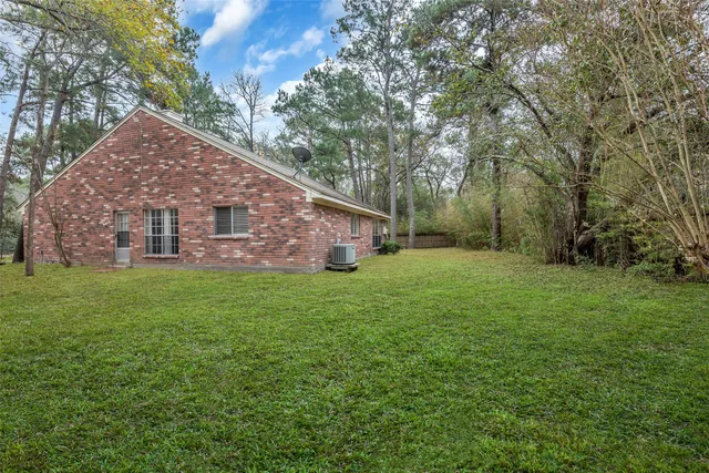 a view of a house with backyard and garden