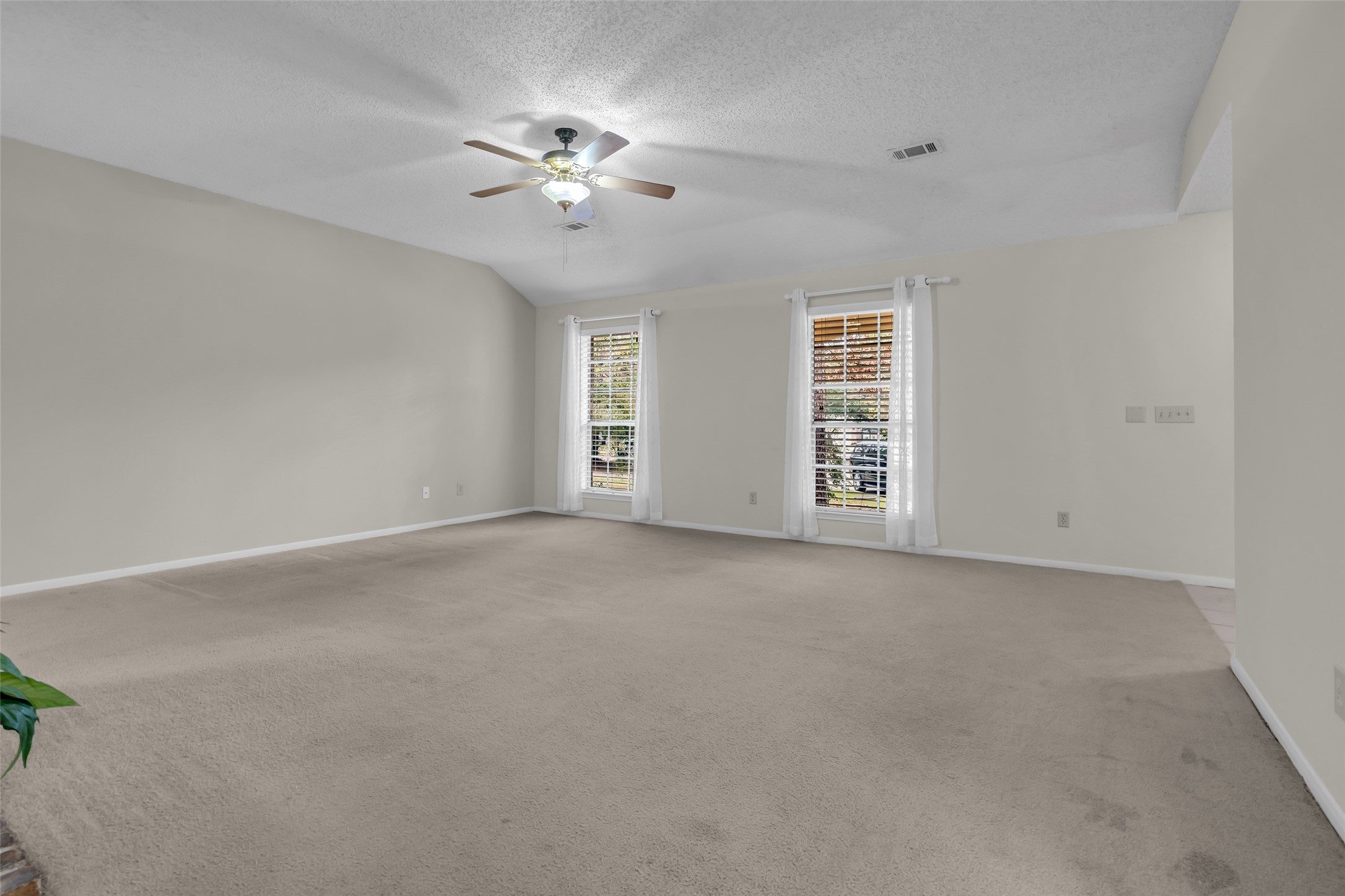 10 Treadwell Court Spring, TX 77381 - Photo 5 of 35 Theliving room , right off the kitchen & dining area