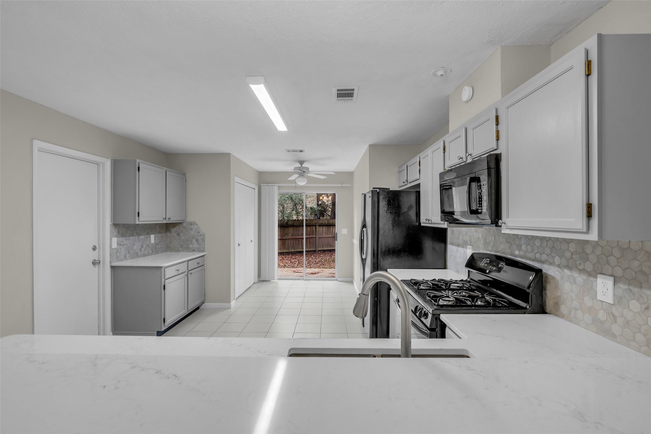 10 Treadwell Court Spring, TX 77381 - Photo 6 of 35 New quartzite countertops in this freshened up kitchen