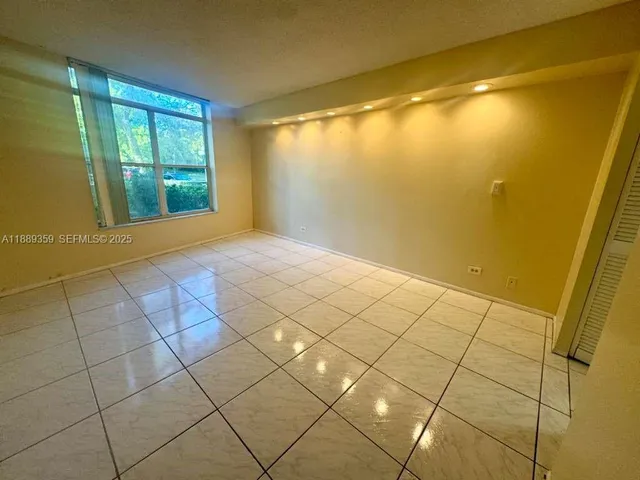 $1,425 | 3720 Inverrary Drive, Unit 1N, Lauderhill, FL 33319