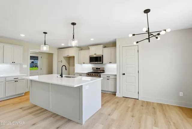 a view of room with window and ceiling fan