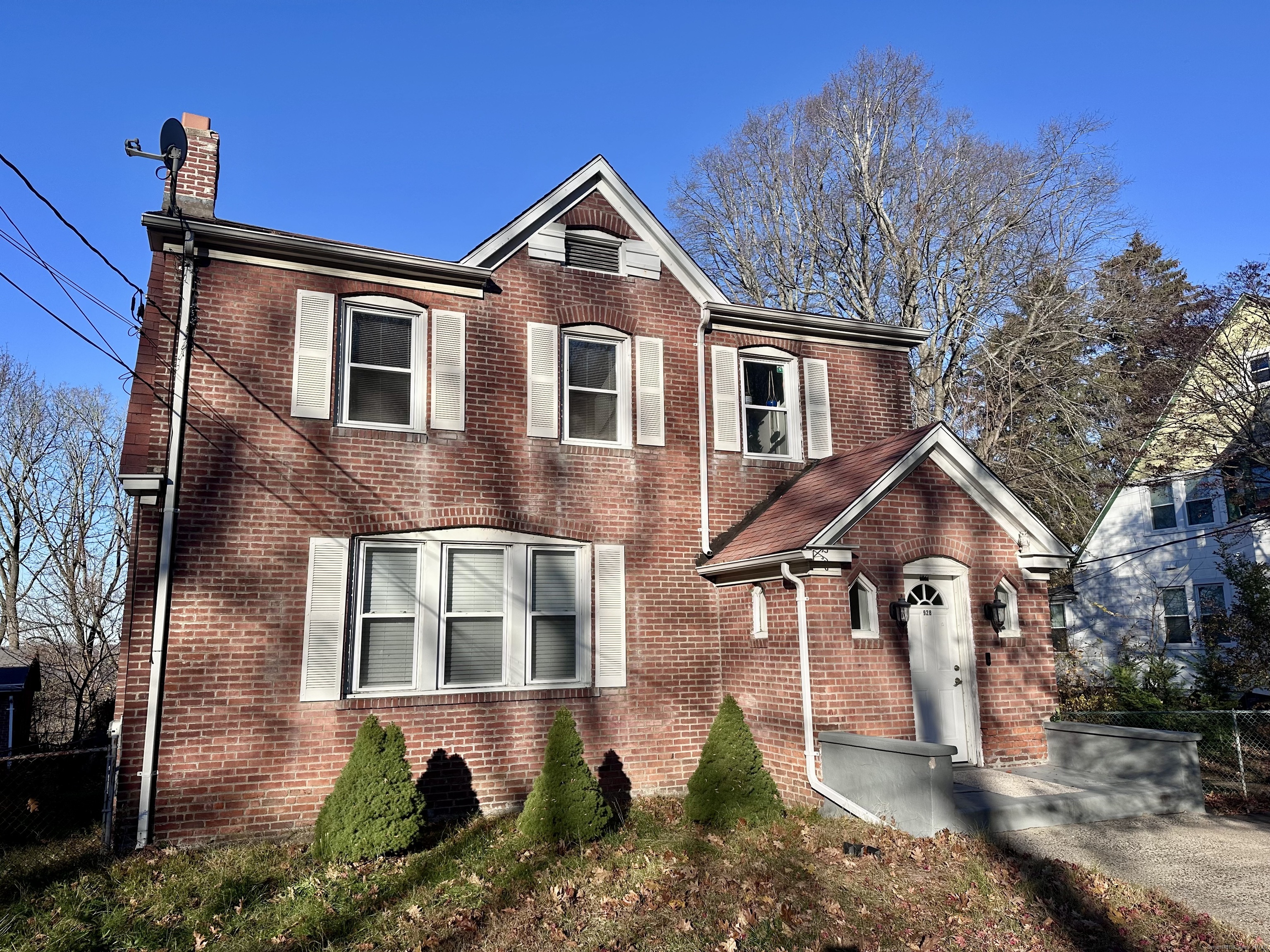 928 Townsend Avenue, Unit 1 New Haven, CT 06512 - Photo 2 of 19 a front view of a house with garden