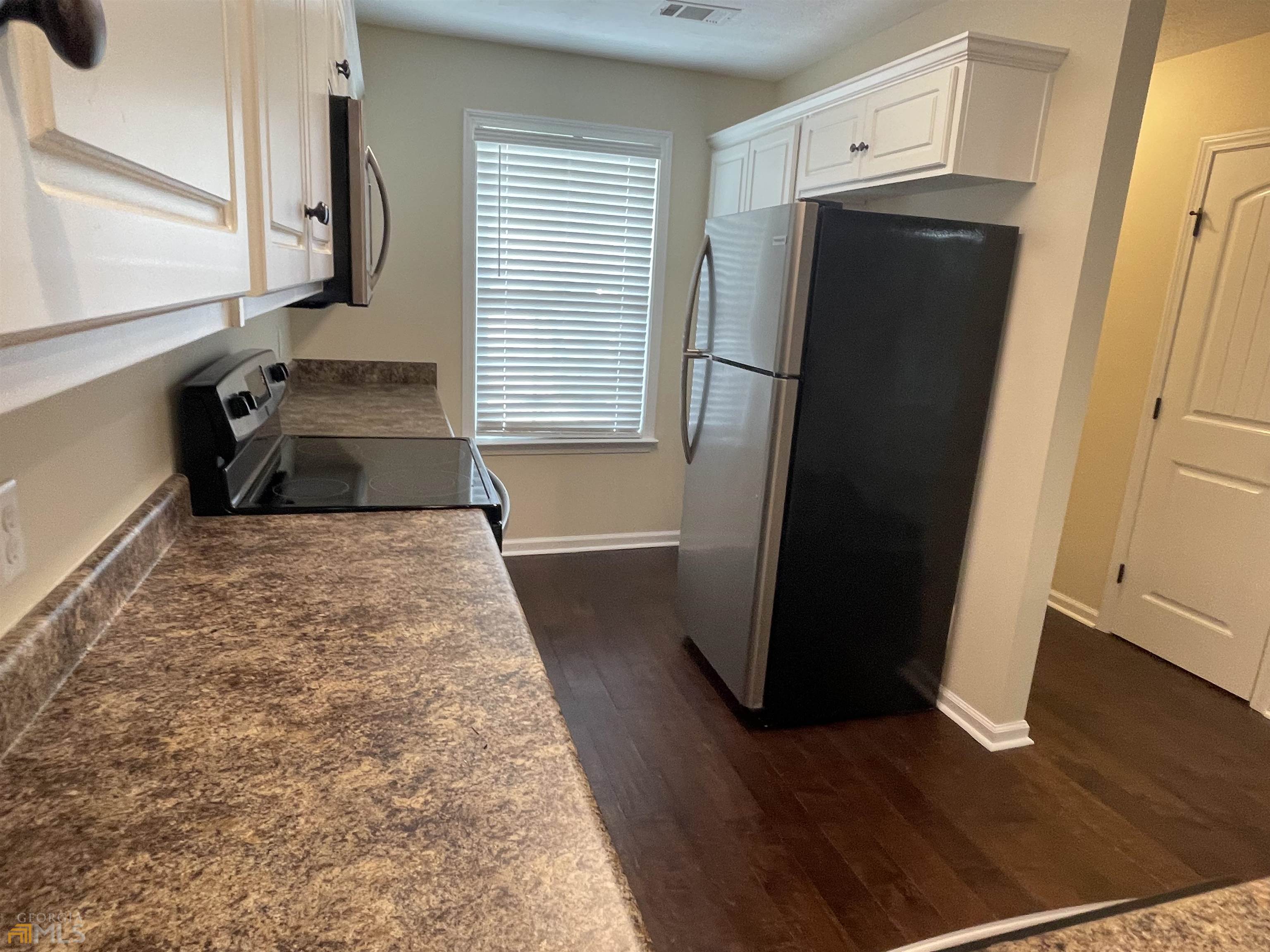 148 Buckhaven Way, Unit 148 Statesboro, GA 30458 - Photo 25 of 27 a kitchen with a refrigerator and a stove