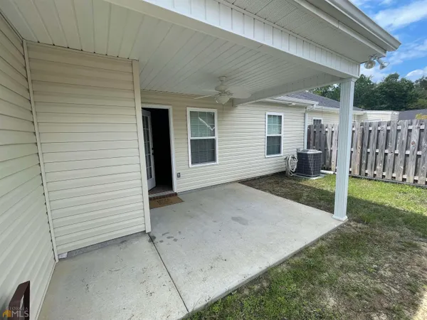 a view of a house with backyard