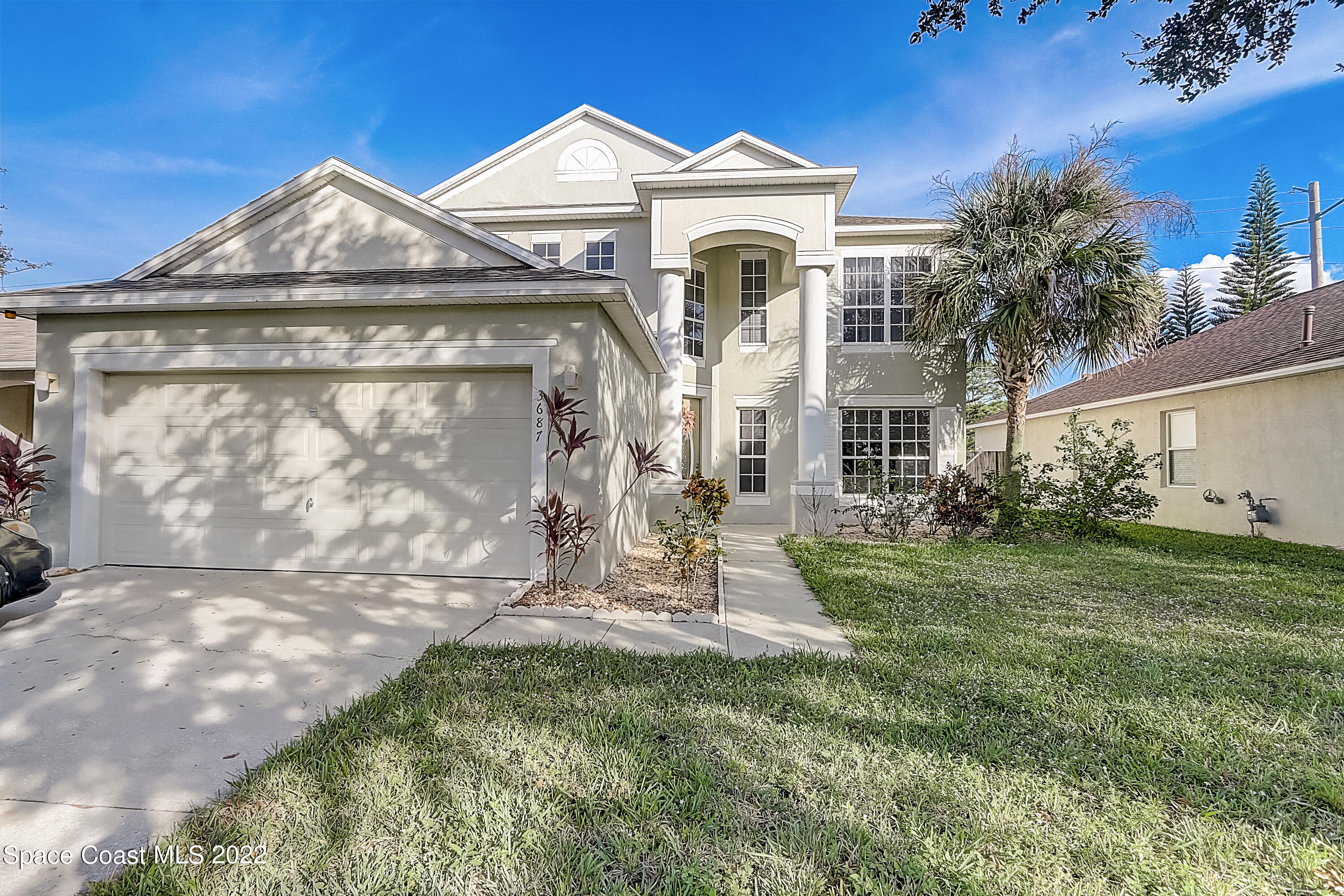 a view of front a house with a yard