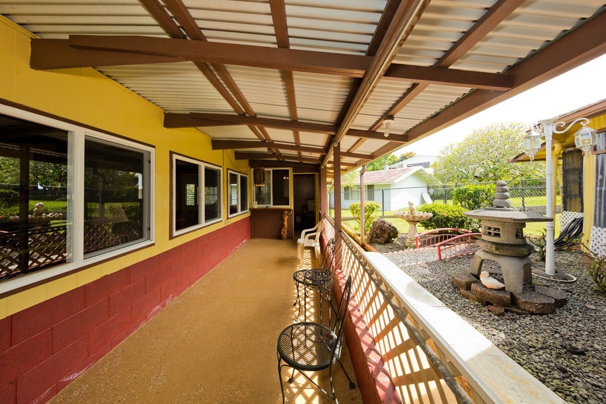 25 Kaapuni Loop Hilo, HI 96720 - Photo 20 of 25 a view of a porch with furniture