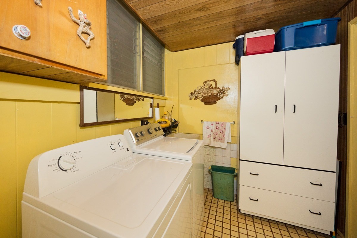25 Kaapuni Loop Hilo, HI 96720 - Photo 23 of 25 a bathroom with a sink and a mirror