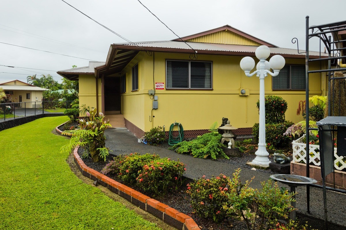 25 Kaapuni Loop Hilo, HI 96720 - Photo 3 of 25 a front view of a house with garden